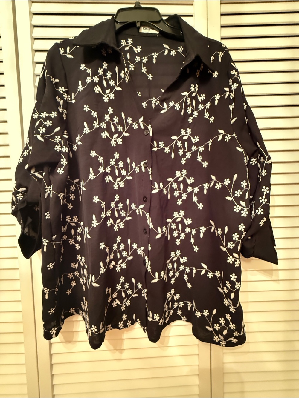 Women's Black Floral Button-Front Shirt - Picture 2 of 7